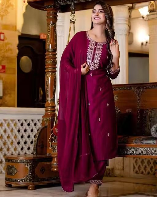 Women's Regular Fit Reyon Kurta & Pants